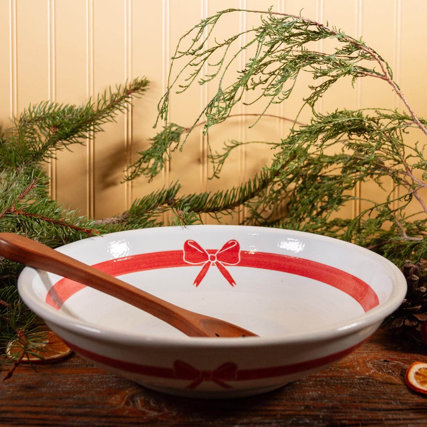 Large Georgetown Bowl, Brushwork Christmas Bow